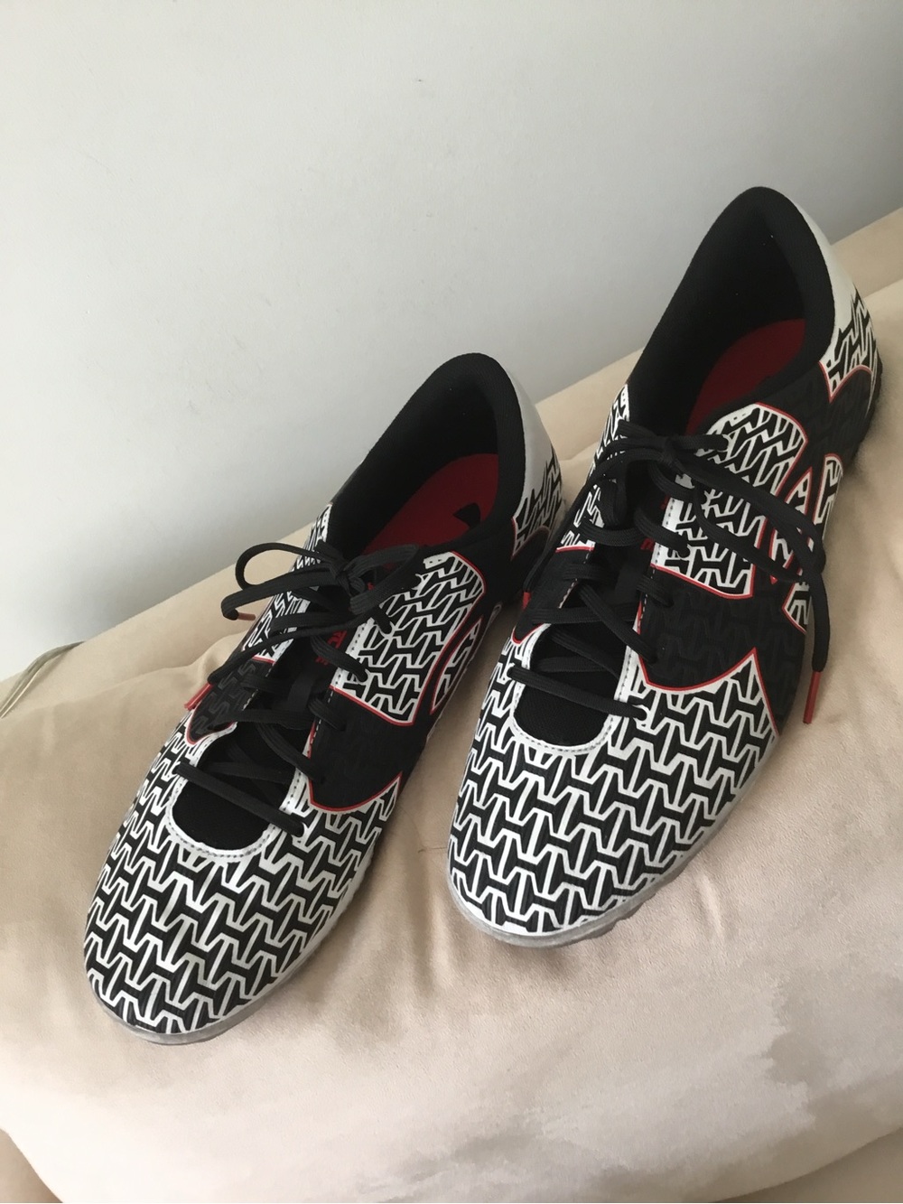Húnder ArmourMen's Black & White Soccer Turf Shoes